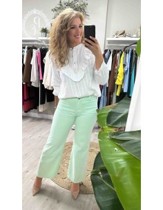 Jeans colores tachuelas