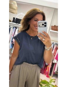 Camiseta tachas cuello